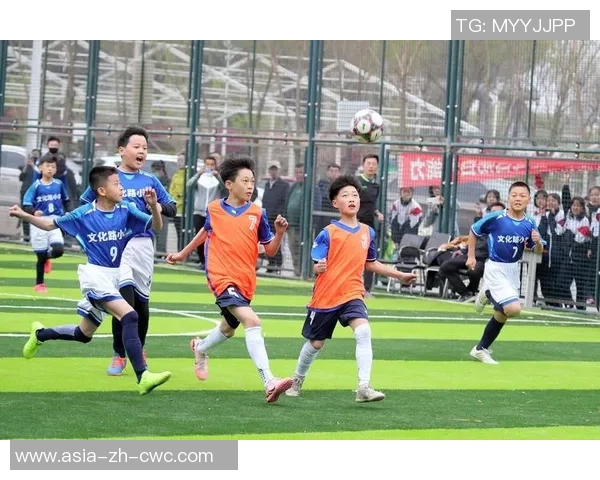 小小足球赛中的友谊与拼搏精神展现记