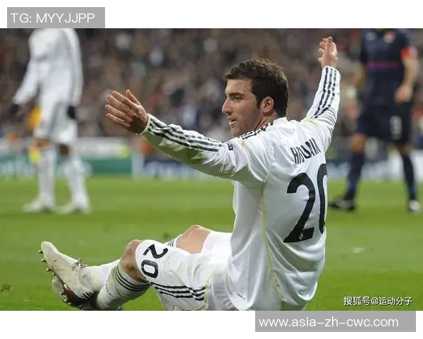 探索卡卡系列足球鞋的独特魅力与性能优势，助你在绿茵场上尽显风采